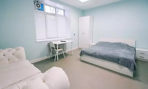 палата с большой кровать и диваном в клинике