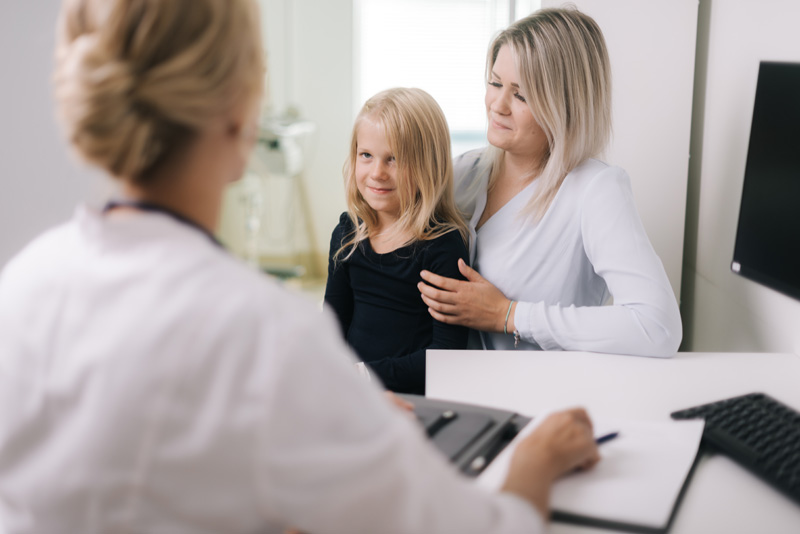 доктор назначает девочке лечение нейрогенного мочевого пузыря